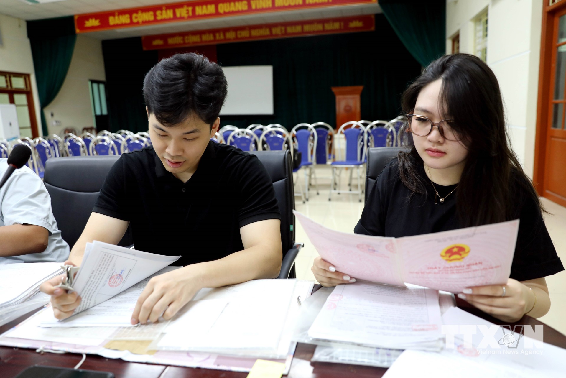 Văn phòng Đăng ký đất đai tỉnh Hưng Yên khẩn trương hoàn thành việc cập nhật cơ sở dữ liệu về đất đai. (Ảnh: Thế Duyệt/TTXVN)